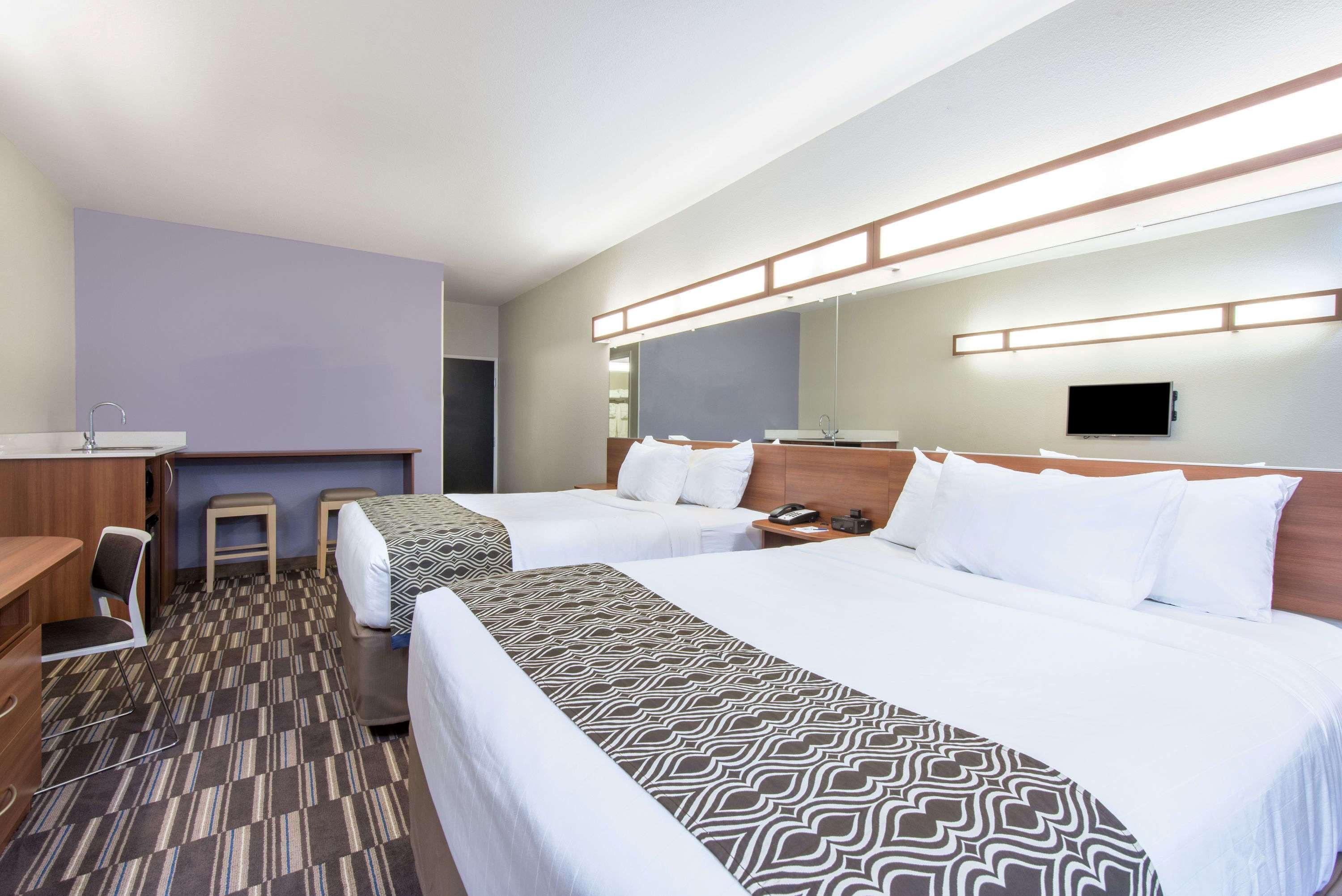 Microtel Inn & Suites By Wyndham Cádiz Exterior foto